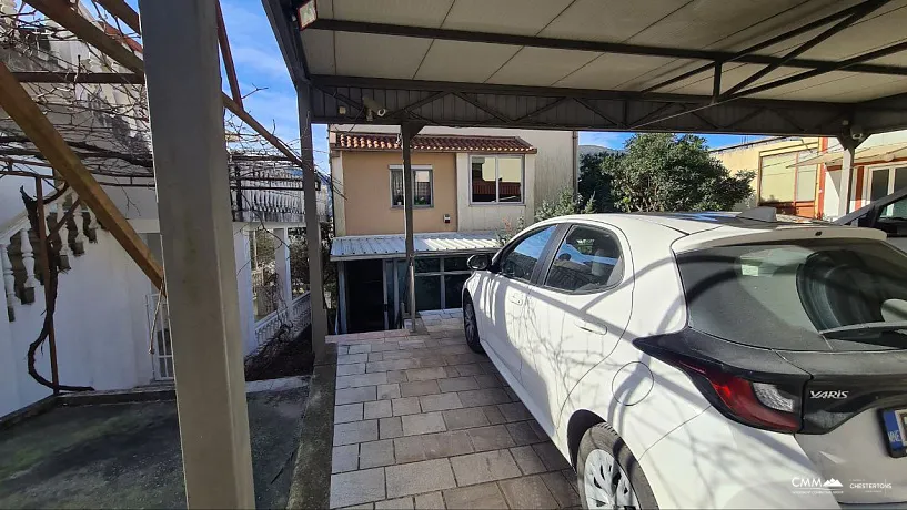 House in a quiet area of ​​Budva overlooking the sea.