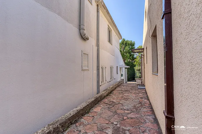 A townhouse wiht mountine view in Budva