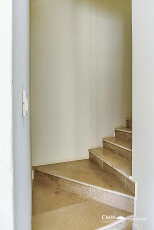 Apartment with Sea View, Bijela