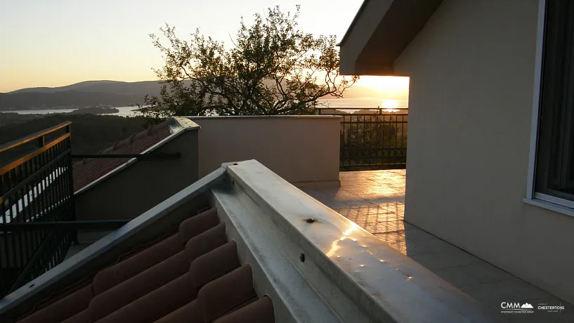 Three-story house in Kavac with a beautiful view of the sea