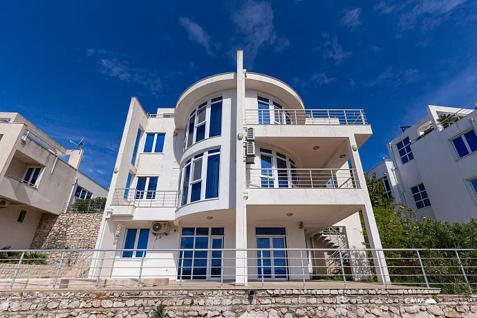 Luxurious villas in Bar