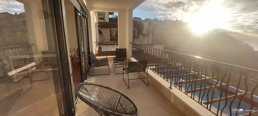 Three-bedroom apartment in a complex with a pool, Blizikuće