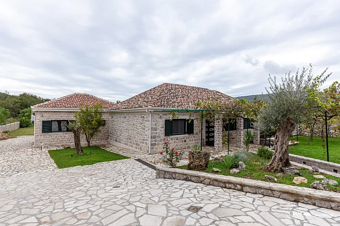 An estate of 2,660 m² with three houses in Radanovići