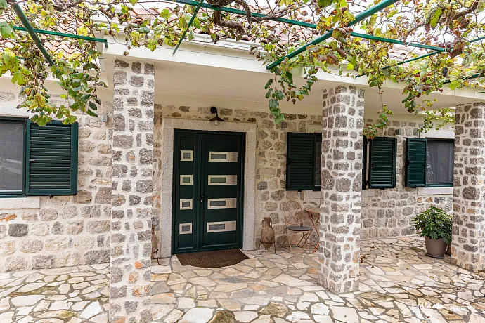 An estate of 2,660 m² with three houses in Radanovići