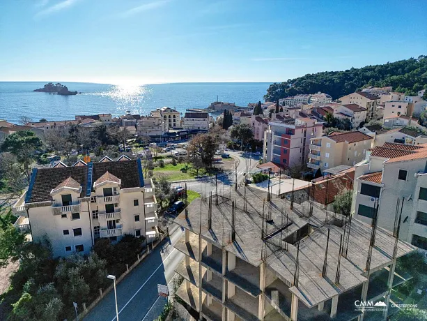 Urbanized plot with an unfinished residential building in Petrovac