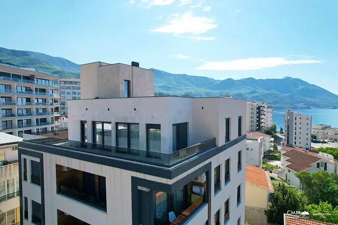 Penthouse in new building in Becici near the sea