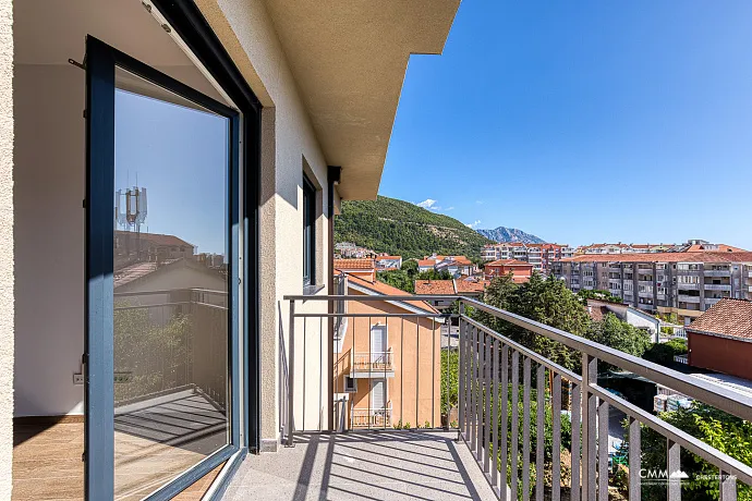 Sunny one-bedroom apartment of 42 m² in Budva, close to the sea.