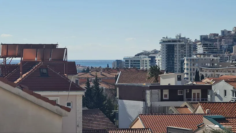 House in a quiet area of ​​Budva overlooking the sea.