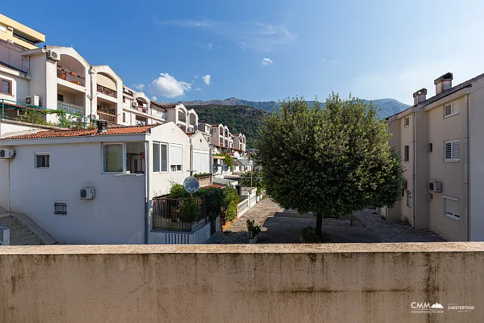 A townhouse wiht mountine view in Budva
