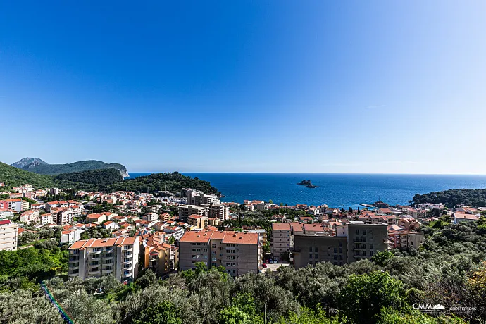 Three-Bedroom Apartment in Petrovac with Sea View