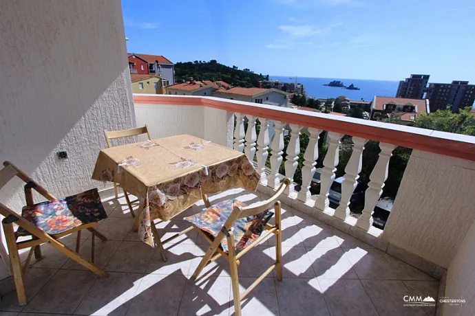 An apartment in Petrovac with sea view