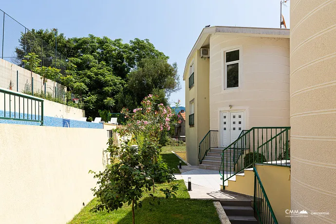 Apartment with Sea View, Bijela