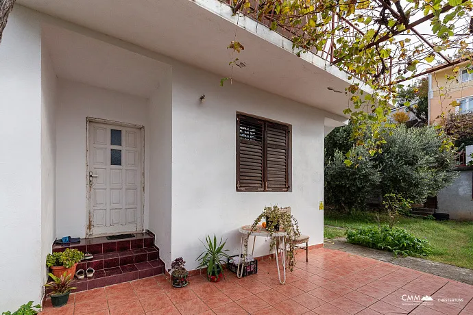 Family house in a quiet area with a terrace and greenery views.