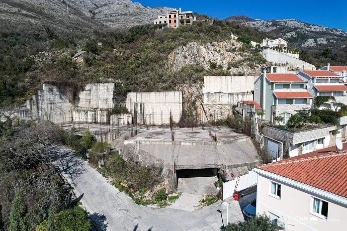 Plot 1580 m2 with project of apart hotel in Rezevici