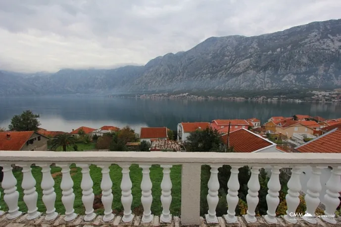 House witn sea view in Kotor