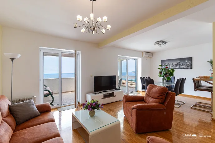 Spacious duplex apartment with sea view in Sveti Stefan