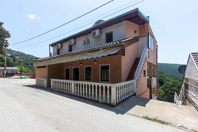 Three-storey house with sea view in Kruce