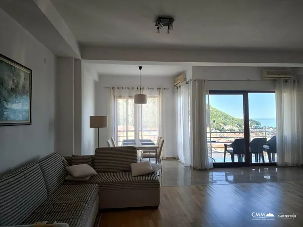 Spacious 107 sqm apartment with a terrace and sea view in the heart of Budva