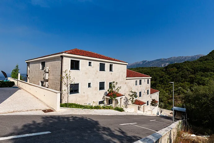 Three-bedroom apartment in a complex with a pool, Blizikuće