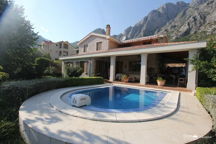 Villa with pool in Orahovac