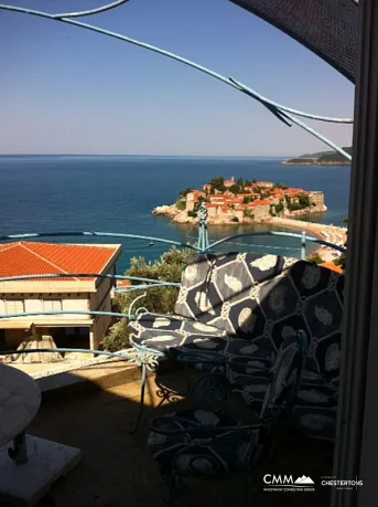 An airy apartment in Sveti Stefan