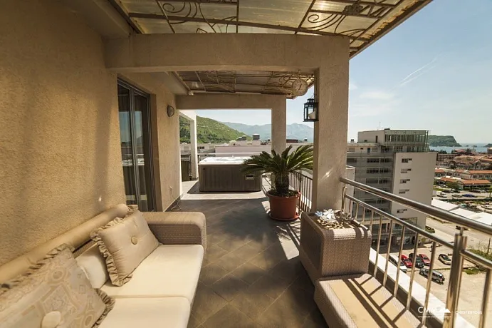 Penthouse in the heart of Budva with stunning city views