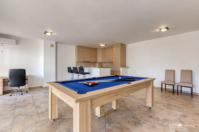 FOR SALE: SPACIOUS, FULLY FURNISHED APARTMENT IN BUDVA WITH GARAGE AND TESLA CHARGER