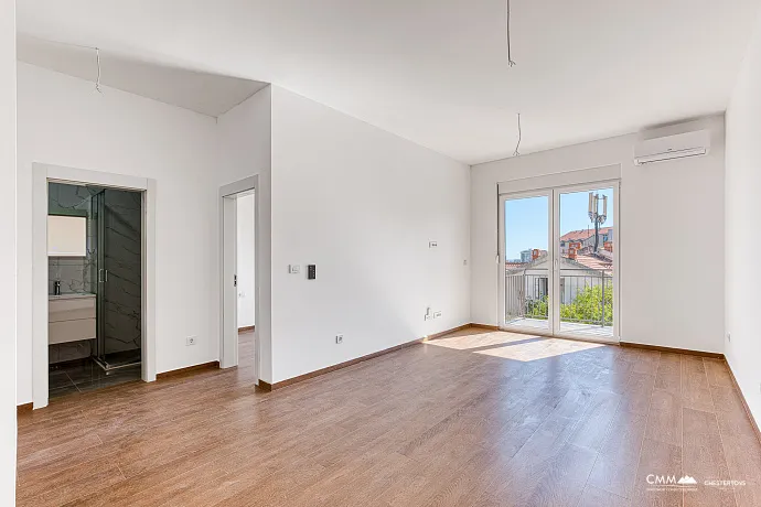 Sunny one-bedroom apartment of 42 m² in Budva, close to the sea.