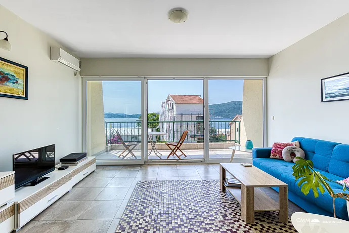 Apartment with Sea View, Bijela