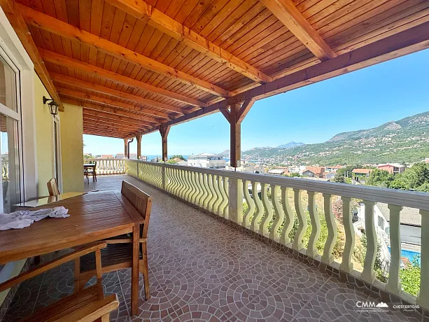 Three storey house in Dobra Voda 308m2