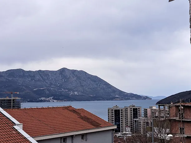 Apartment with two bedrooms and sea views in Budva