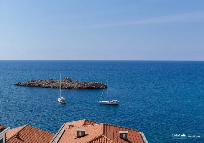 Spacious duplex apartment with sea view in Sveti Stefan