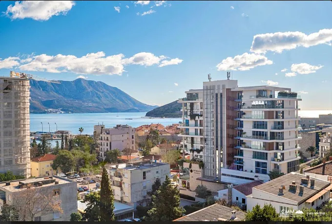 Three-bedroom apartment in Budva with a stunning view