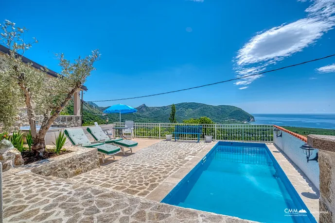 Apartment house with a swimming pool and a phenomenal view