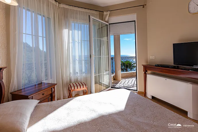 Elegance and serenity in a luxurious villa with natural views.