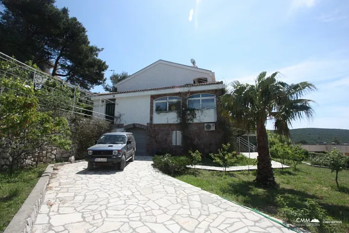 Three-storey house with pool in Lustica