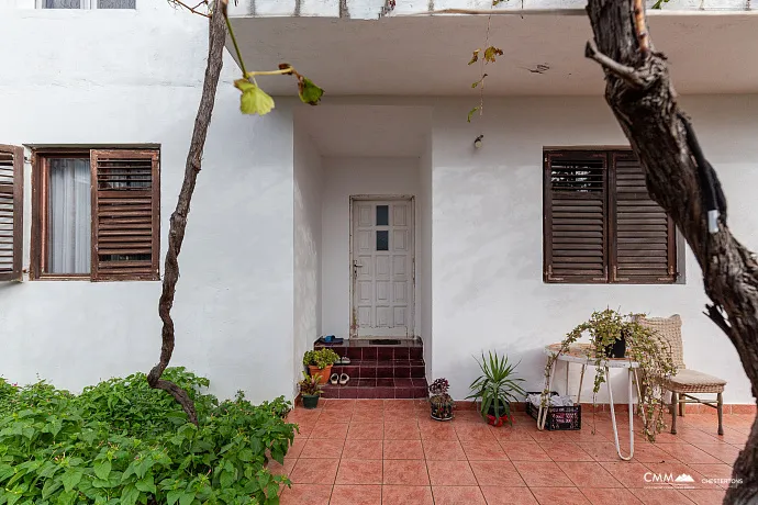 Family house in a quiet area with a terrace and greenery views.