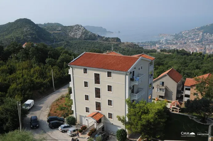 A villa with pool and sea view in Markovici