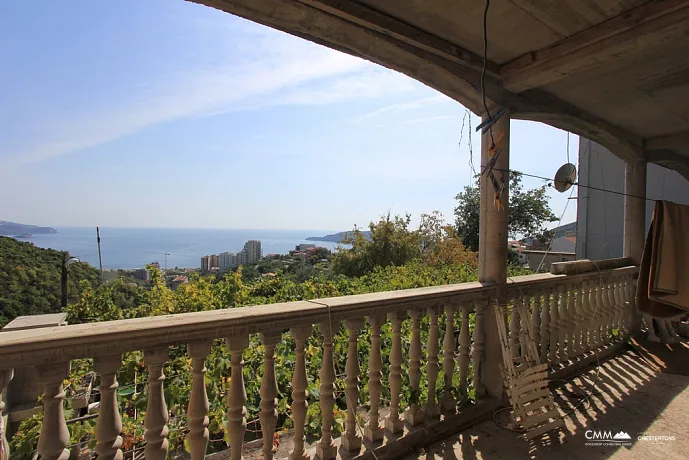 Two-storey house with sea view in the countryside Maine