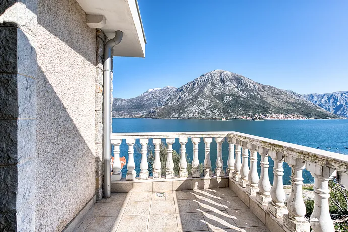 Magnificent villa with a fireplace on the first line with views of the Bay of Kotor