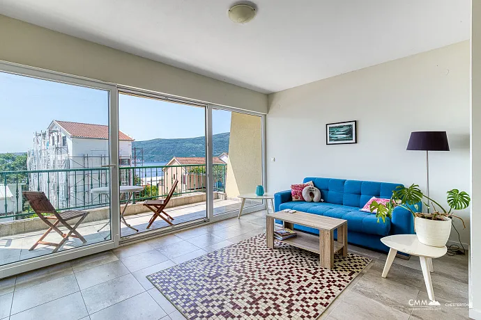 Apartment with Sea View, Bijela