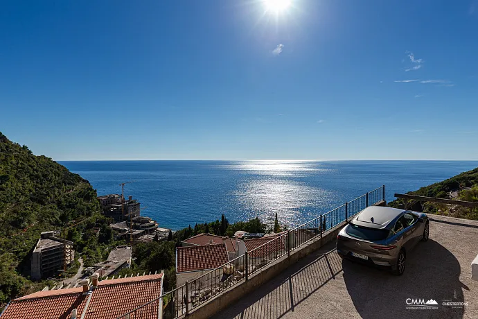 Elegance and serenity in a luxurious villa with natural views.