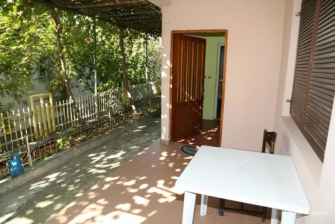 House with a courtyard and driveway in Belishi