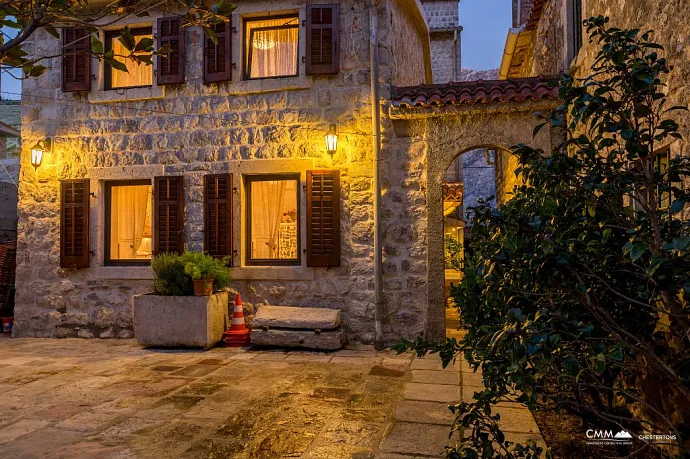 Two houses with restaurant on the front line