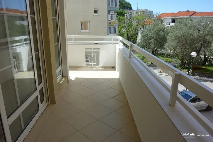 Spacious apartment in Rafailovici