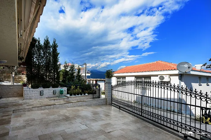 A villa with pool in Krasici