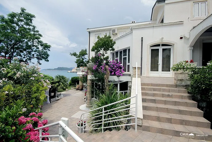 Four-storey villa in Sveti Stefan