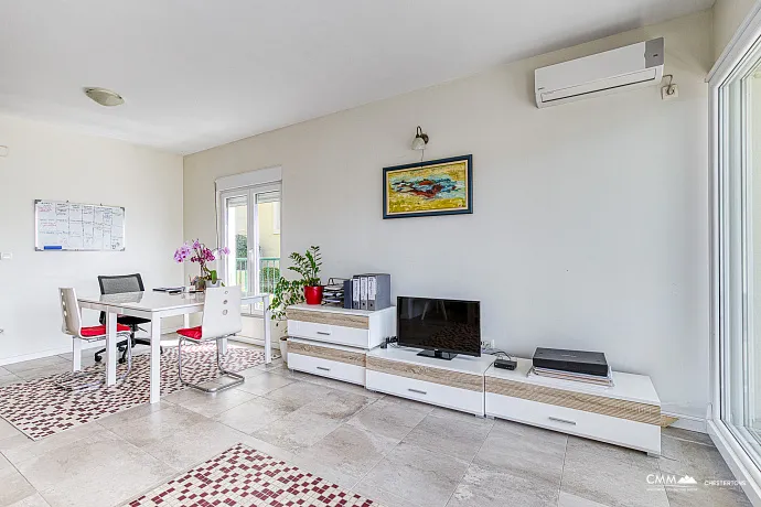 Apartment with Sea View, Bijela