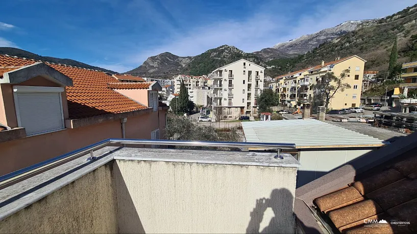 House in a quiet area of ​​Budva overlooking the sea.