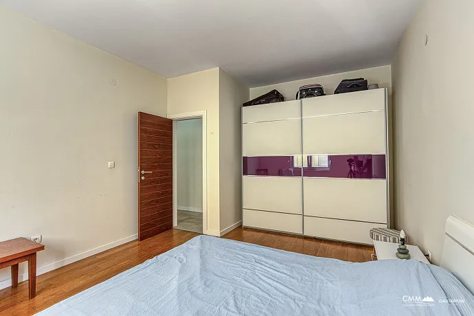 Apartment with Sea View, Bijela